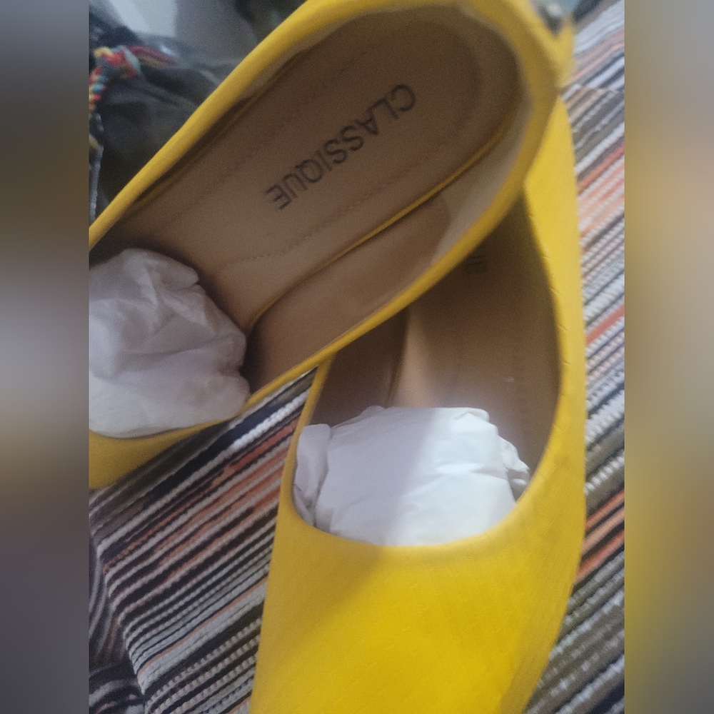 Classiques Entier Yellow Heels Slip-On Rounded Toe
